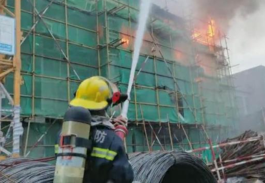 5月11日山西太原一在建工发生火灾，夏季将近工地防火需谨慎！