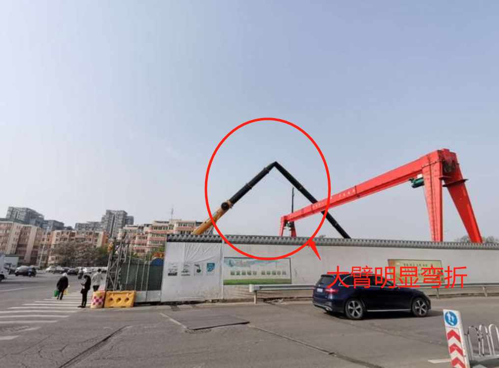 北京通州一在建工地起重机长臂突然弯折！具体伤亡人数未知！