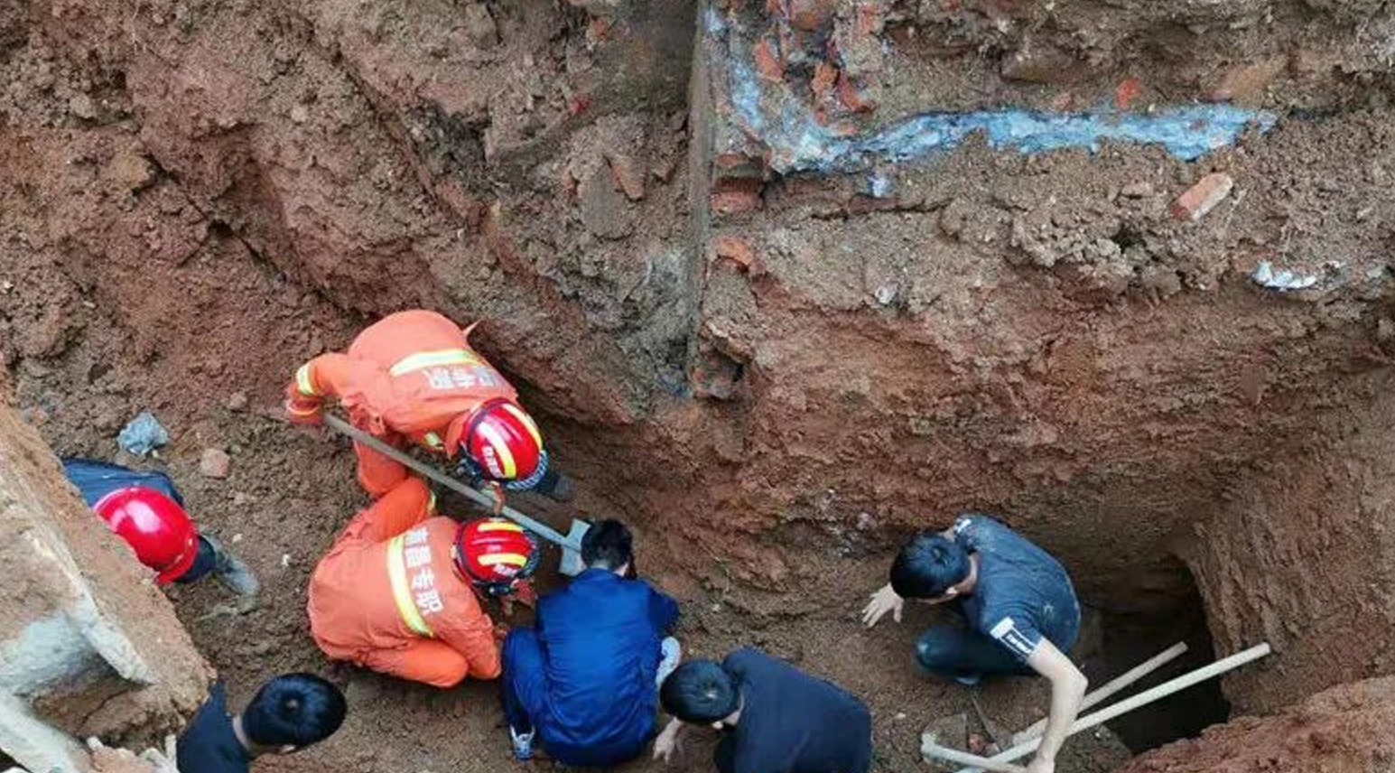 突发！4月22日南昌县一建筑工地塌方，有一名工人被埋，情况危急！