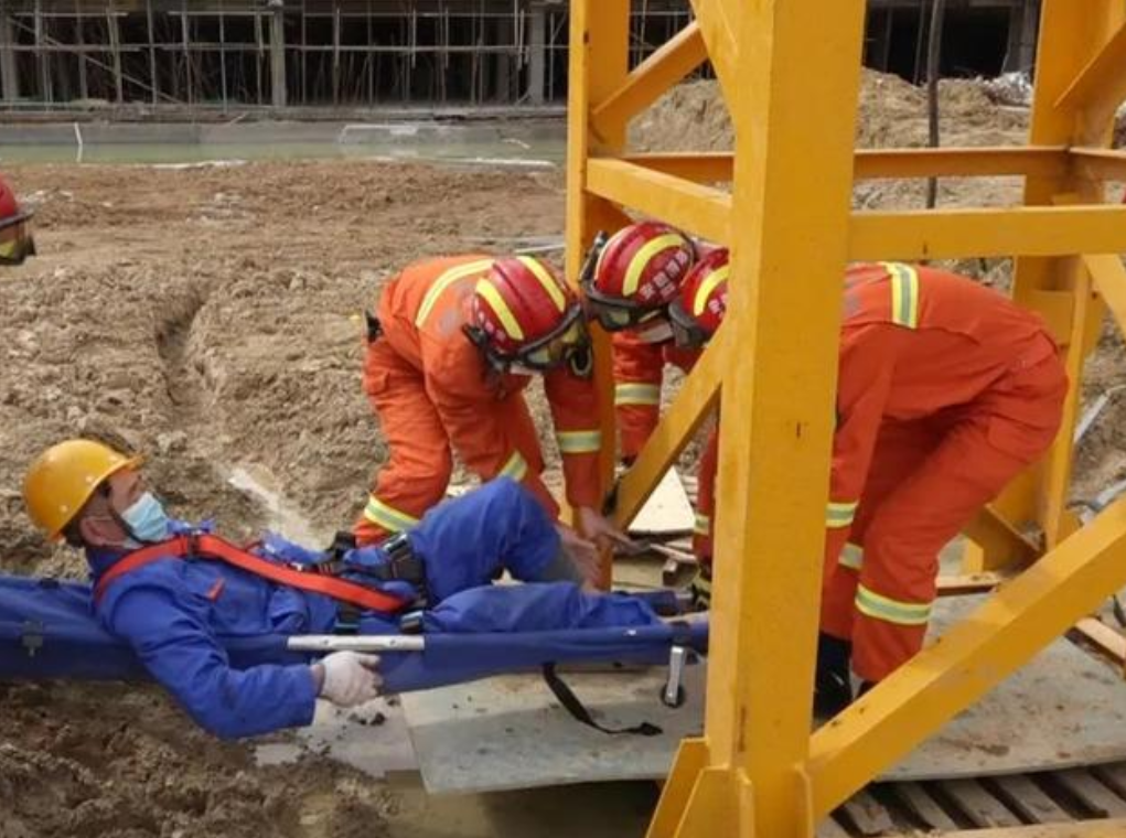 4月5日合肥一工地塔吊工人受伤被困30米高空，如何降低工地事故？