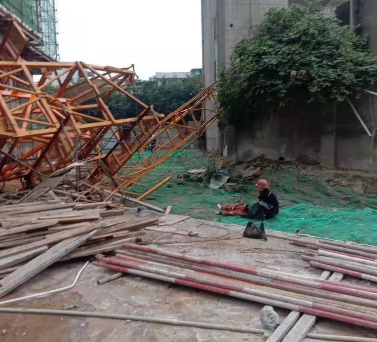 年关将至！12月25日简阳市新市镇一在建工地塔吊又发生倒塌事故！