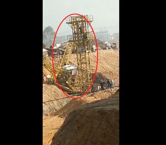 突发！12月9日湖北通城县一工地塔吊安装时倒塌，如何预防塔吊倒塌？