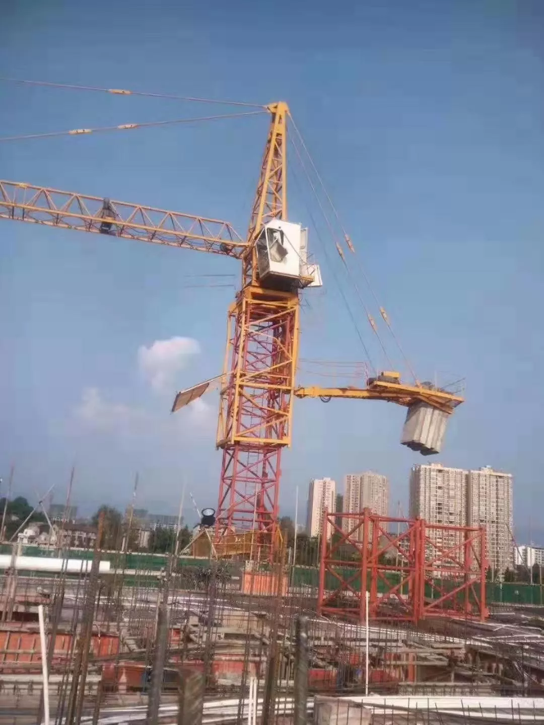 8月26四川达州渠县一工地发生塔吊事故，塔吊监控预防塔吊倒塌！