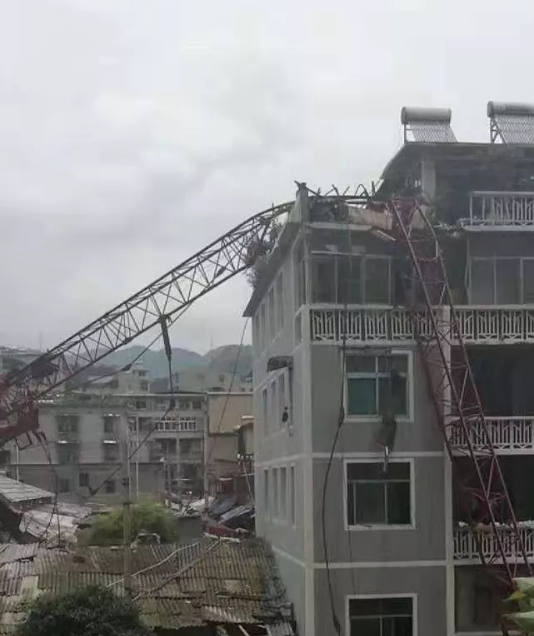 贵州六一在建工地塔吊折断倒塌，7月塔吊又一次倒塌！智慧工地塔吊安全监控系统到底重不重要！