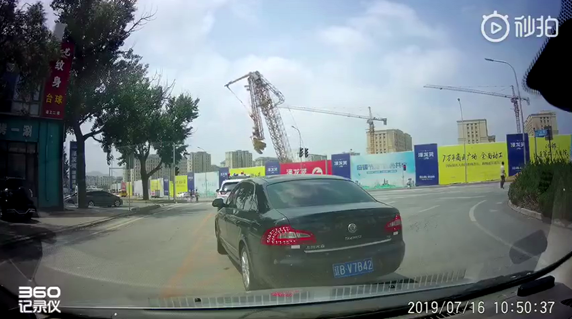 突发：大连恒峰天泉小镇工地塔吊突然倒塌！行车记录仪拍下全程！
