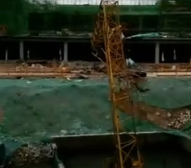 5月30日贵州铜仁一在建工地塔机倒塌，塔吊可视化监控保护司机权益！